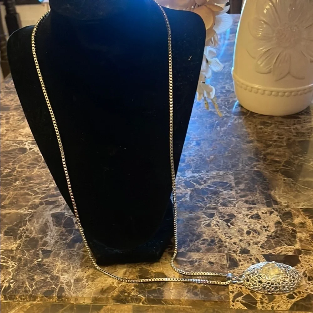 Elegant Gold Pendant Necklace